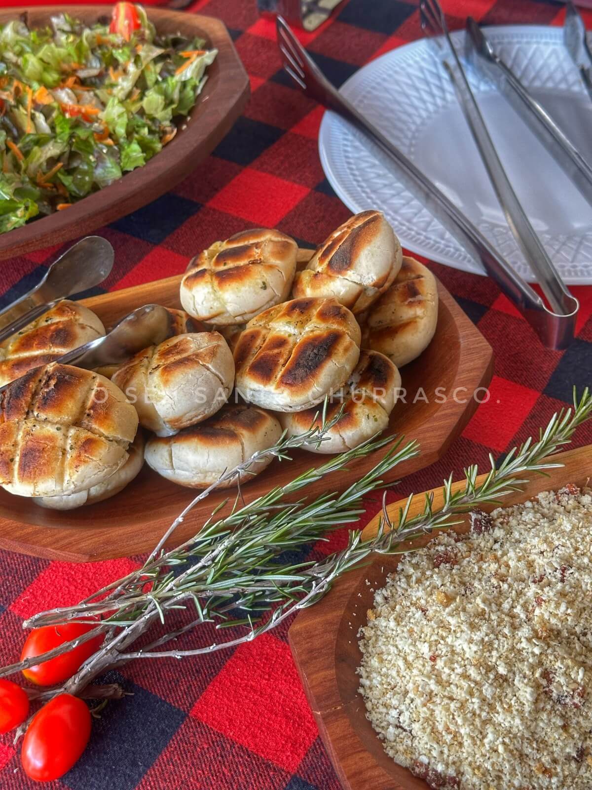 Acompanhamentos do buffet de casamento com pão de alho e salada