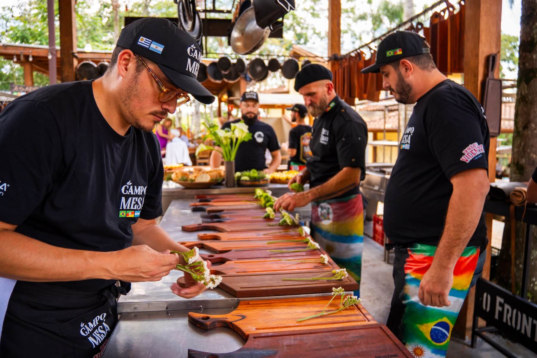 Equipe de buffet de churrasco para casamento preparando tábuas