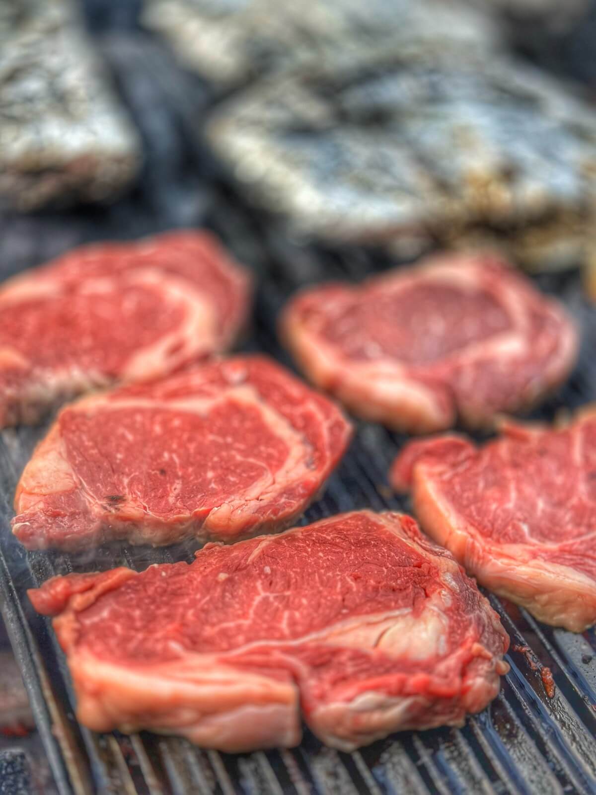 Buffet de churrasco com cortes selecionados na grelha