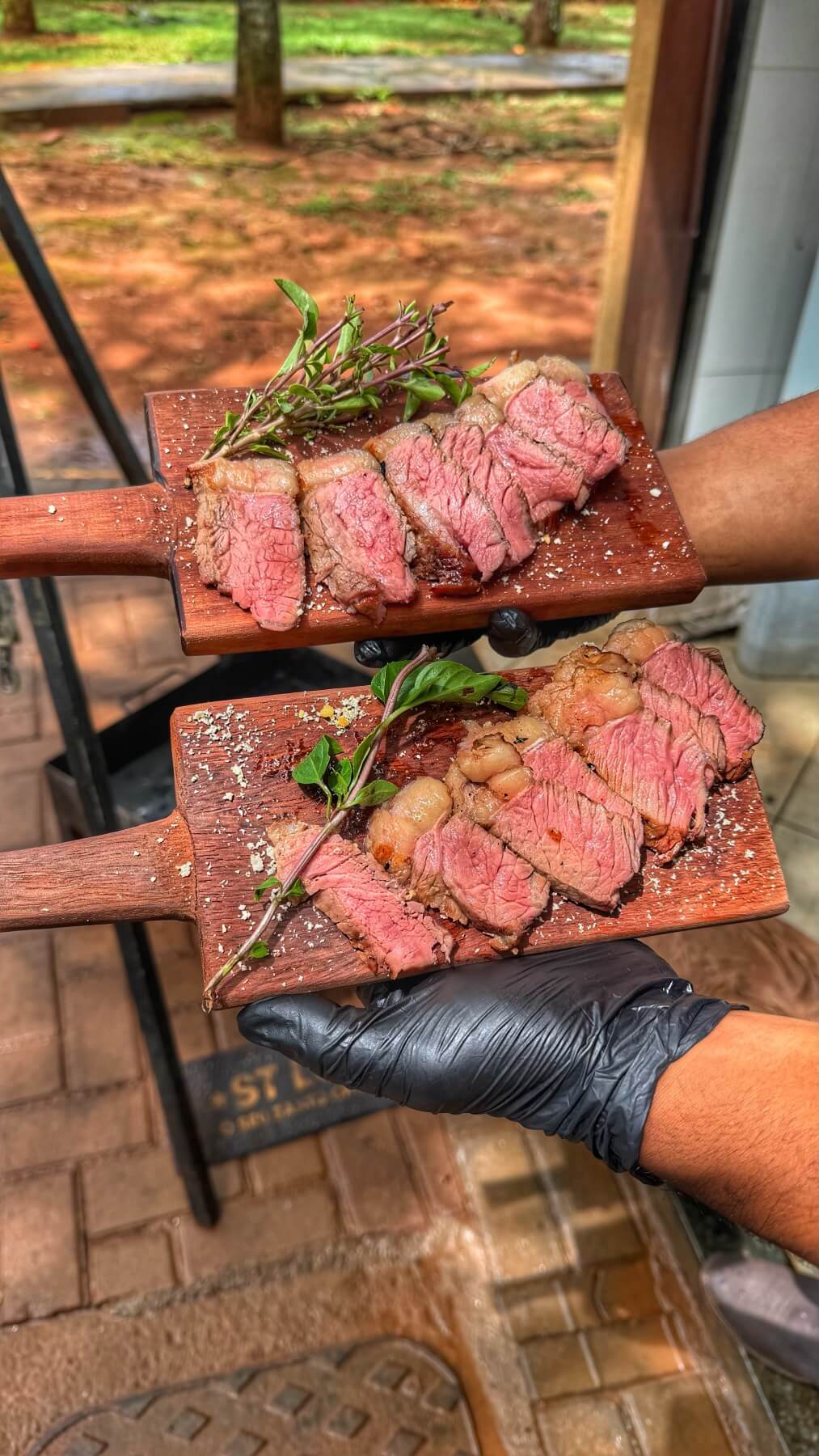 Churrasco para casamento com cortes servidos em tábua